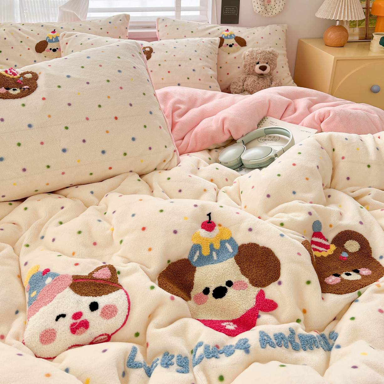 91家纺网 家纺一手货源 找家纺 典曼家纺 2025新款卡通毛巾绣四件套 蛋糕熊