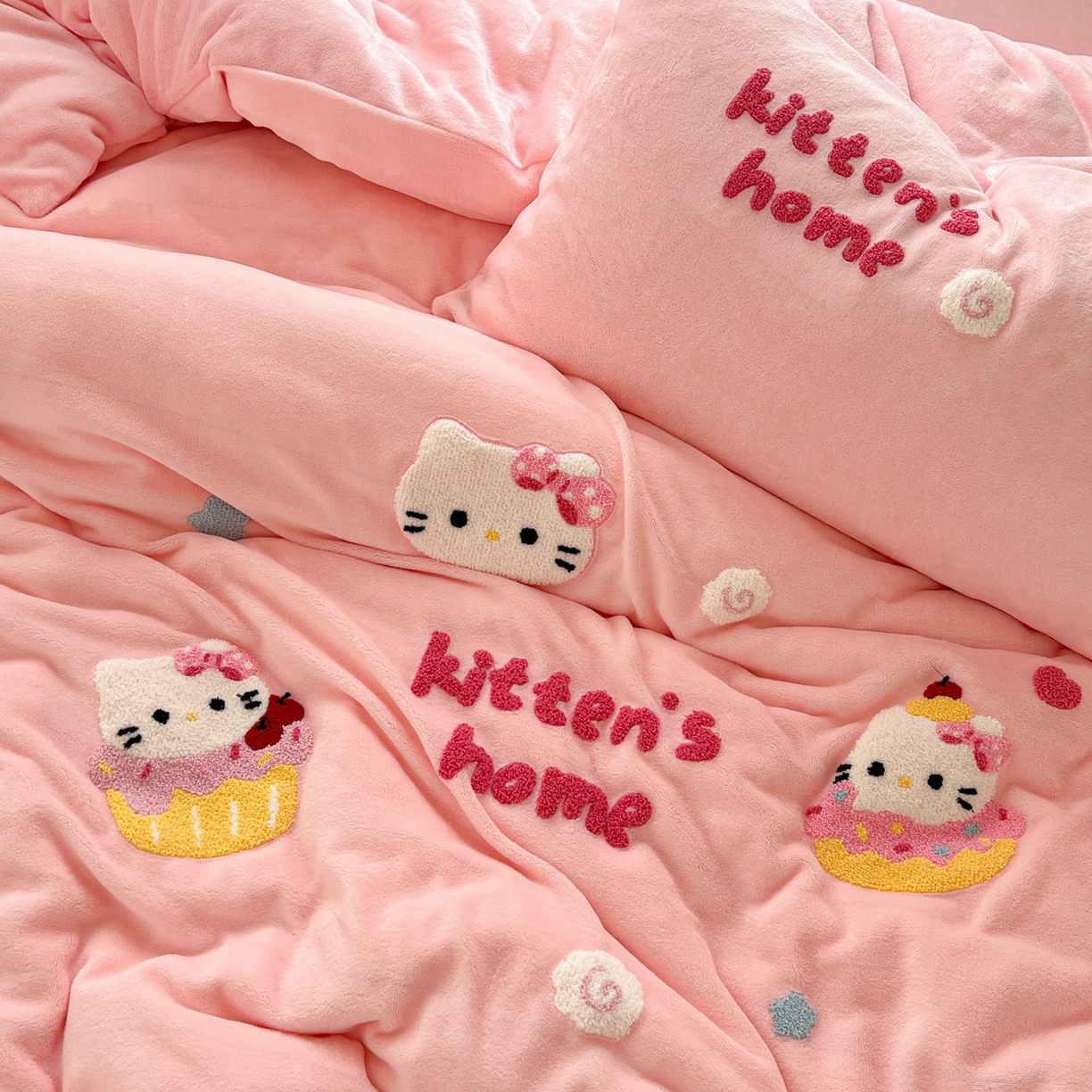 91家纺网 家纺一手货源 找家纺 典曼家纺 2025新款卡通毛巾绣四件套 KT粉