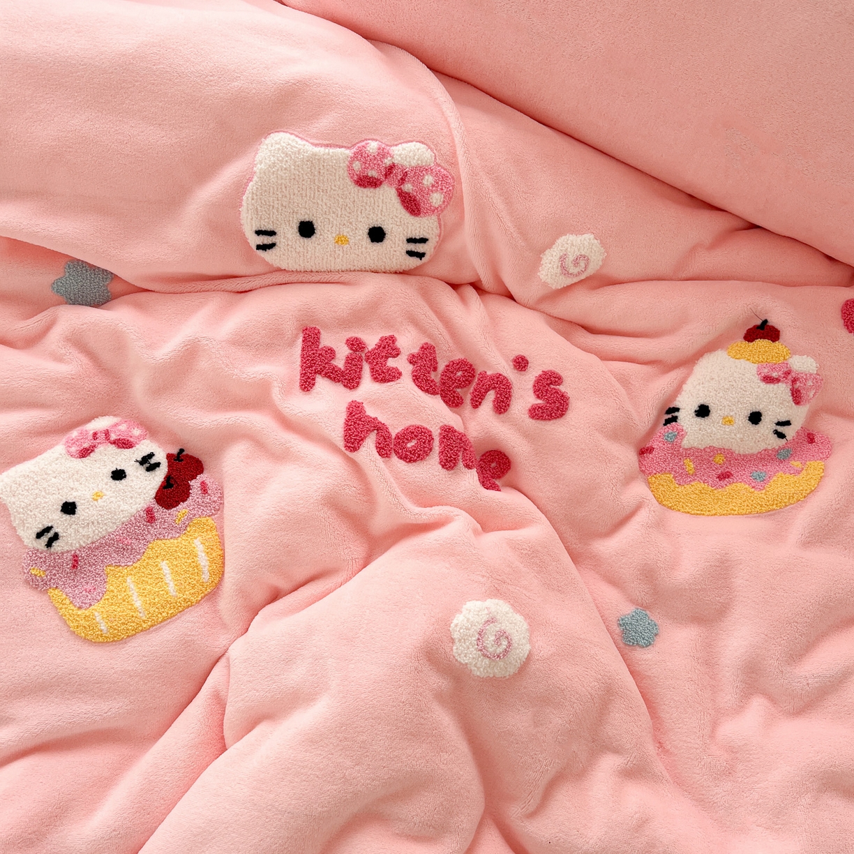 91家纺网 家纺一手货源 找家纺 典曼家纺 2025新款卡通毛巾绣四件套 KT粉