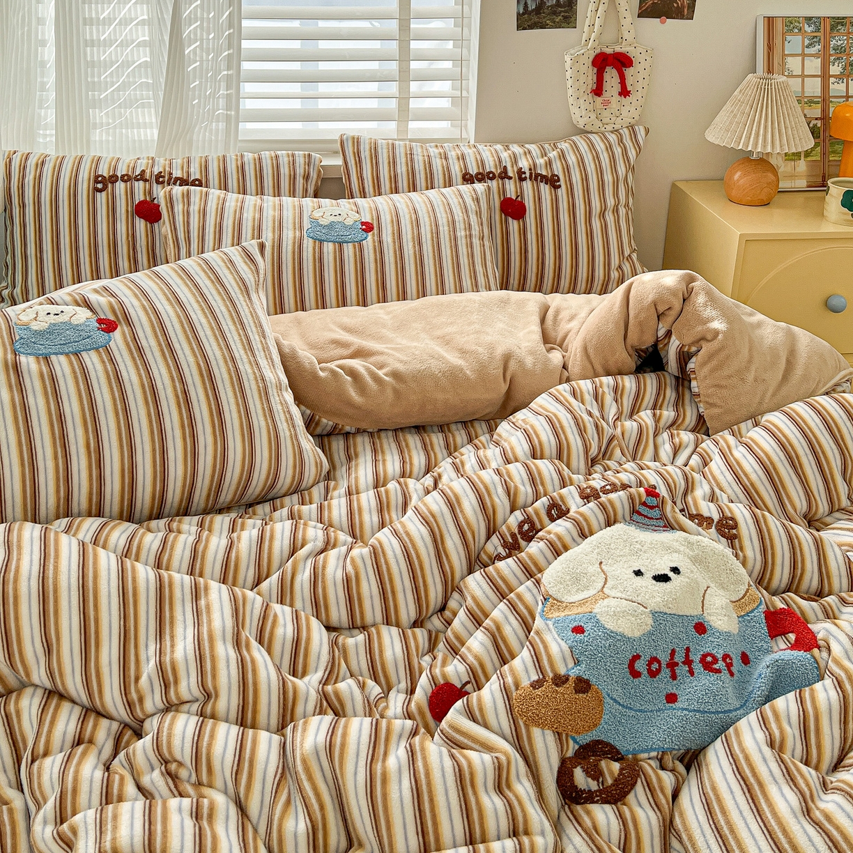 91家纺网 家纺一手货源 找家纺 典曼家纺 2025新款卡通毛巾绣四件套 咖啡狗