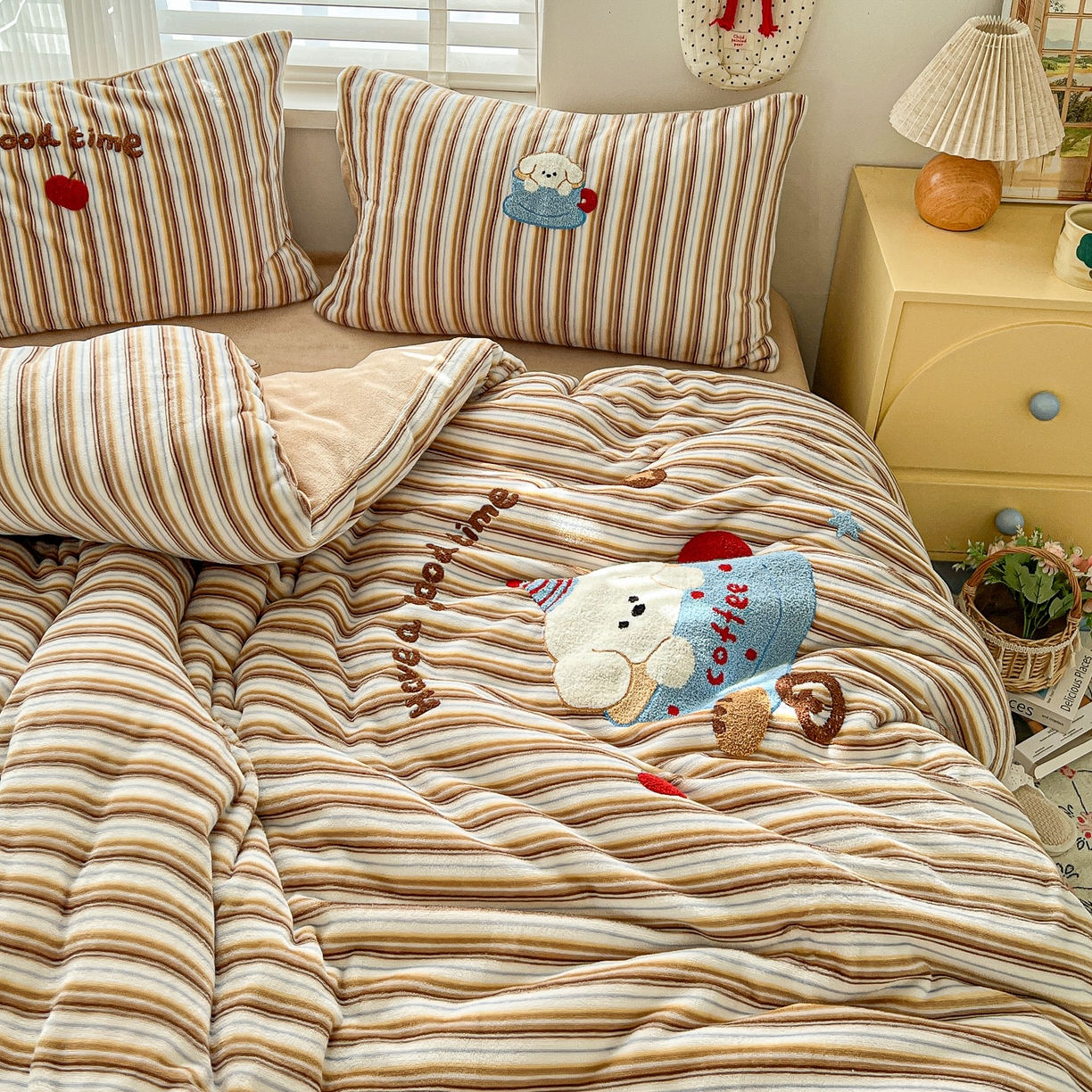 91家纺网 家纺一手货源 找家纺 典曼家纺 2025新款卡通毛巾绣四件套 咖啡狗