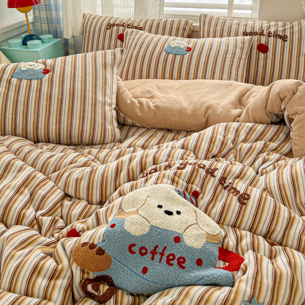 91家纺网 家纺一手货源 找家纺 典曼家纺 2025新款卡通毛巾绣四件套 咖啡狗