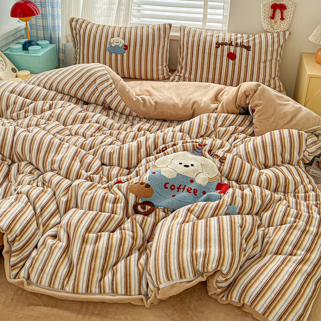 91家纺网 家纺一手货源 找家纺 典曼家纺 2025新款卡通毛巾绣四件套 咖啡狗