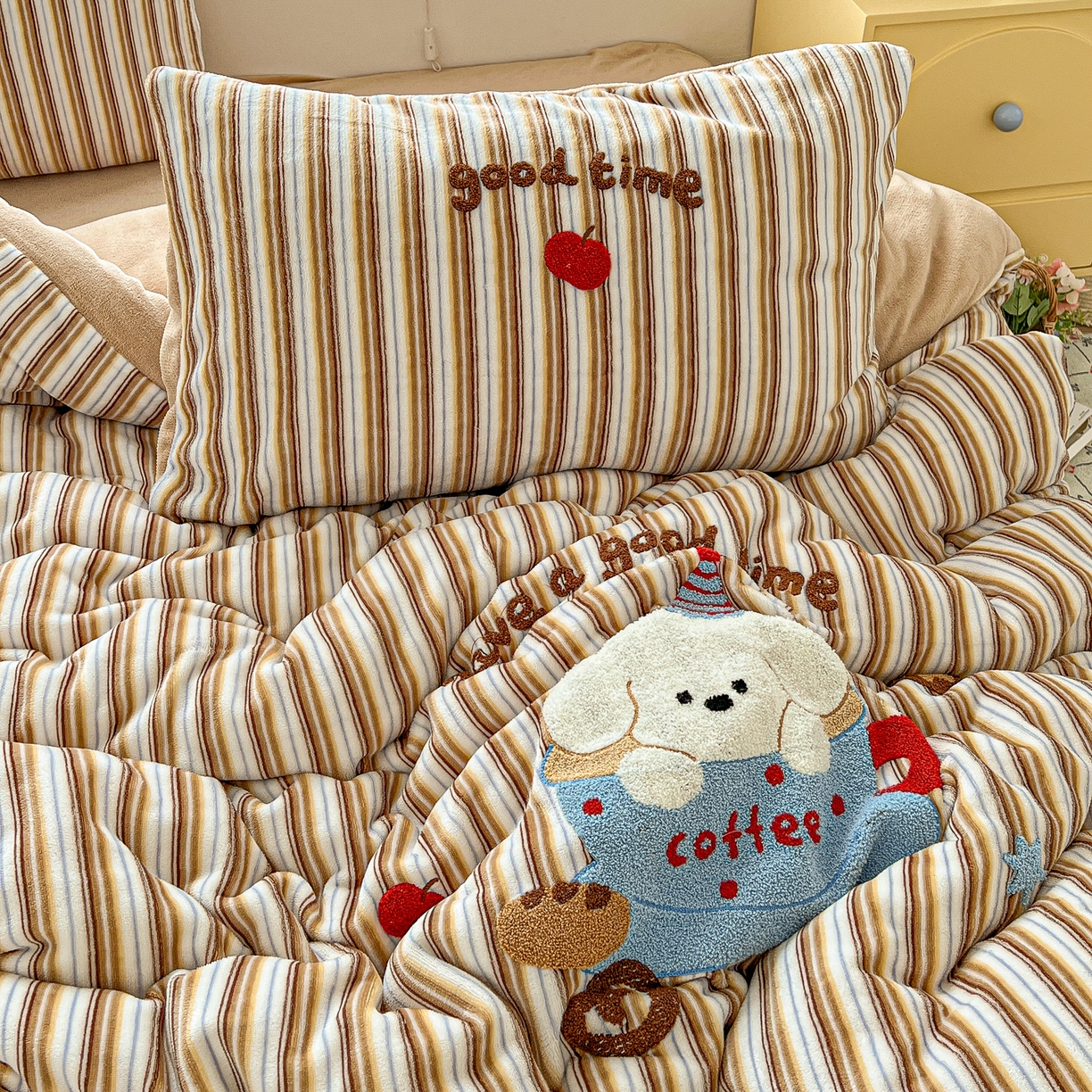 91家纺网 家纺一手货源 找家纺 典曼家纺 2025新款卡通毛巾绣四件套 咖啡狗