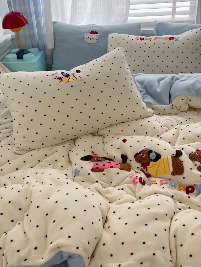 91家纺网 家纺一手货源 找家纺 典曼家纺 2025新款卡通毛巾绣四件套 腊肠狗