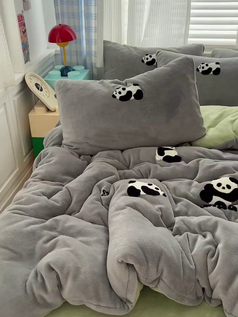91家纺网 家纺一手货源 找家纺 典曼家纺 2025新款卡通毛巾绣四件套 胖胖熊灰