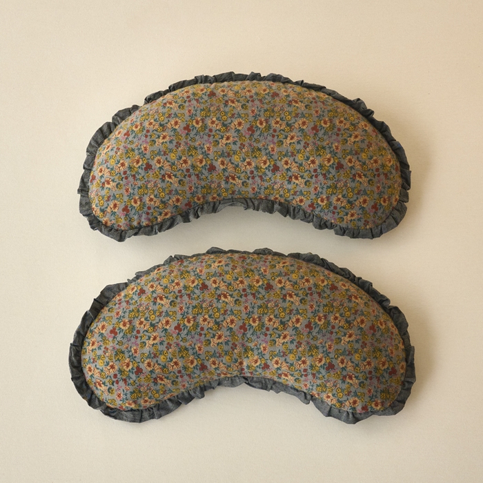 91家纺网 家纺一手货源 找家纺 明星枕业 2025新款全棉磨毛荞麦枕头枕芯花边饺子形枕全荞麦壳月牙护颈枕枕头枕芯 饺子枕-灰碎花