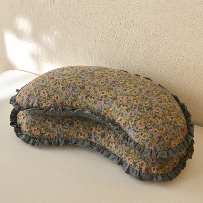 91家纺网 家纺一手货源 找家纺 明星枕业 2025新款全棉磨毛荞麦枕头枕芯花边饺子形枕全荞麦壳月牙护颈枕枕头枕芯 饺子枕-灰碎花