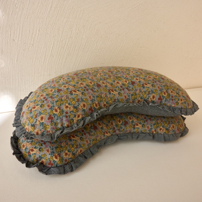 91家纺网 家纺一手货源 找家纺 明星枕业 2025新款全棉磨毛荞麦枕头枕芯花边饺子形枕全荞麦壳月牙护颈枕枕头枕芯 饺子枕-灰碎花