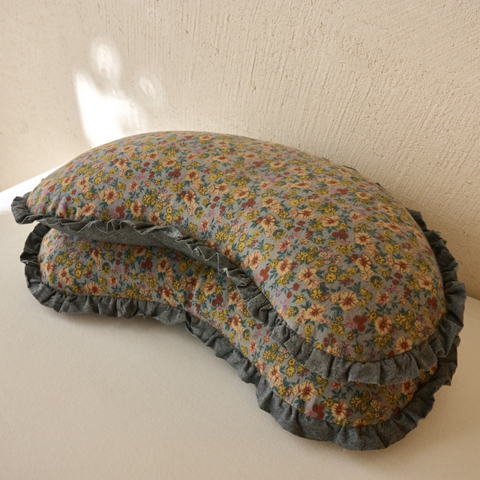 91家纺网 家纺一手货源 找家纺 明星枕业 2025新款全棉磨毛荞麦枕头枕芯花边饺子形枕全荞麦壳月牙护颈枕枕头枕芯 饺子枕-灰碎花