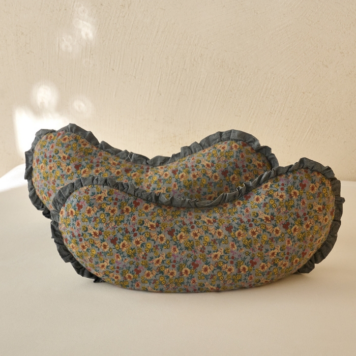 91家纺网 家纺一手货源 找家纺 明星枕业 2025新款全棉磨毛荞麦枕头枕芯花边饺子形枕全荞麦壳月牙护颈枕枕头枕芯 饺子枕-灰碎花