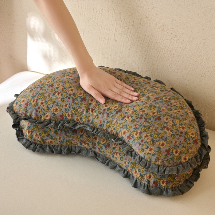 91家纺网 家纺一手货源 找家纺 明星枕业 2025新款全棉磨毛荞麦枕头枕芯花边饺子形枕全荞麦壳月牙护颈枕枕头枕芯 饺子枕-灰碎花