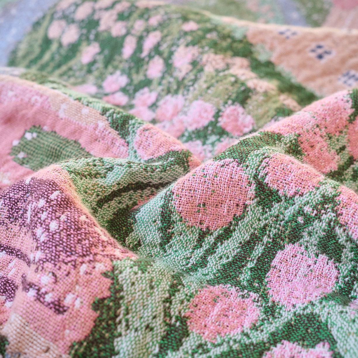 91家纺网 家纺一手货源 找家纺 沐瑟家纺 2025新款卡通A类全棉四层纱布浴巾加大毛巾-第四组 田园小镇 150*75cm