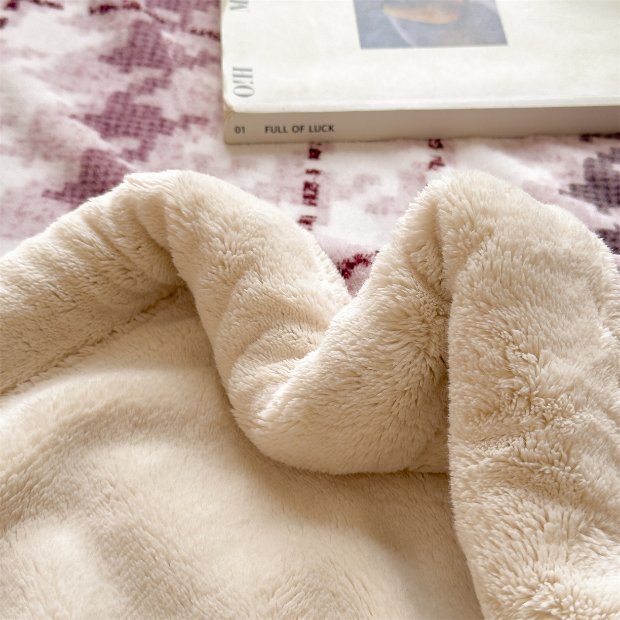 91家纺网 家纺一手货源 找家纺 慕木家纺 2025新款高克重印花牛奶绒云锦绒双层毛毯毛毯毯子（可供跨境提供买家秀） 双层毛毯-千鸟蝴蝶结+白