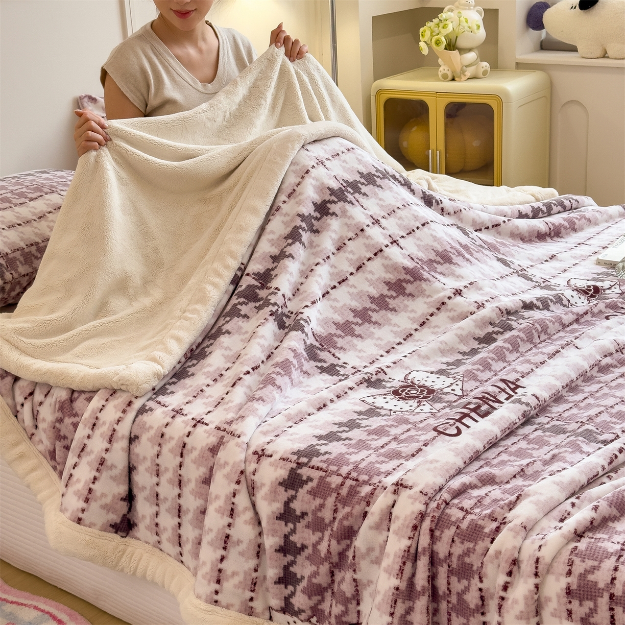 91家纺网 家纺一手货源 找家纺 慕木家纺 2025新款高克重印花牛奶绒云锦绒双层毛毯毛毯毯子（可供跨境提供买家秀） 双层毛毯-千鸟蝴蝶结+白