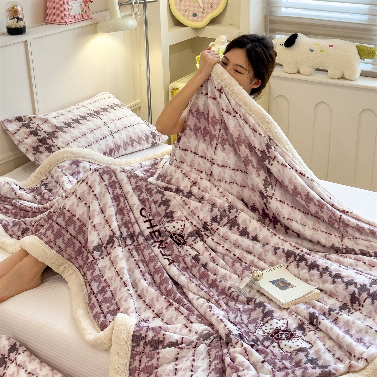 91家纺网 家纺一手货源 找家纺 慕木家纺 2025新款高克重印花牛奶绒云锦绒双层毛毯毛毯毯子（可供跨境提供买家秀） 双层毛毯-千鸟蝴蝶结+白