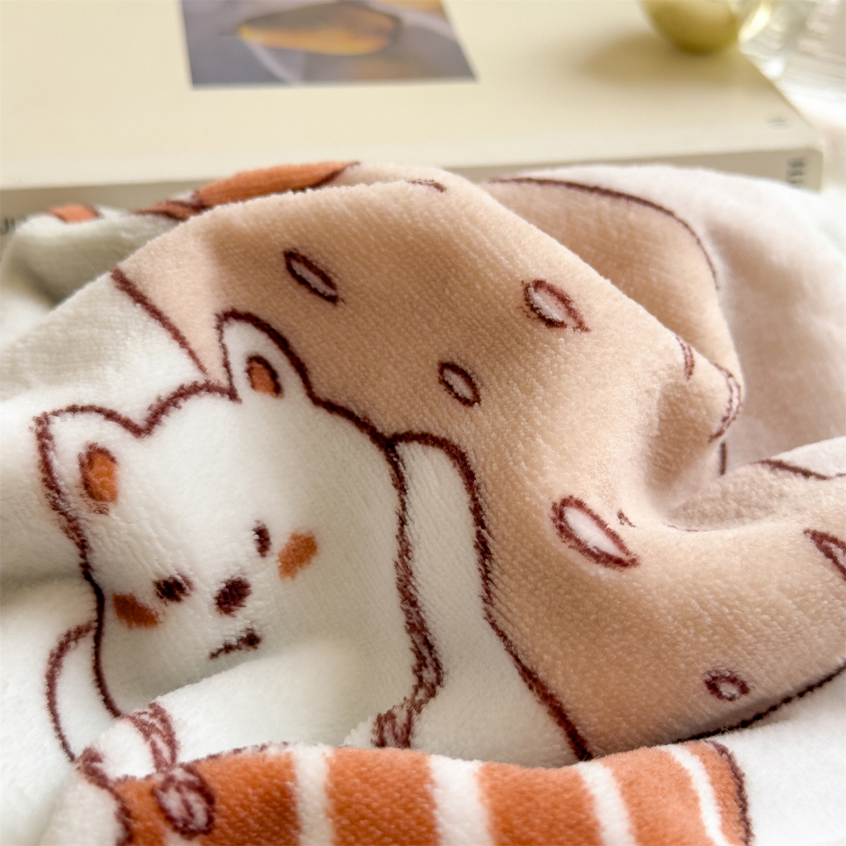 91家纺网 家纺一手货源 找家纺 慕木家纺 2025新款高克重印花牛奶绒云锦绒双层毛毯毛毯毯子（可供跨境提供买家秀） 双层毛毯-草莓熊+白