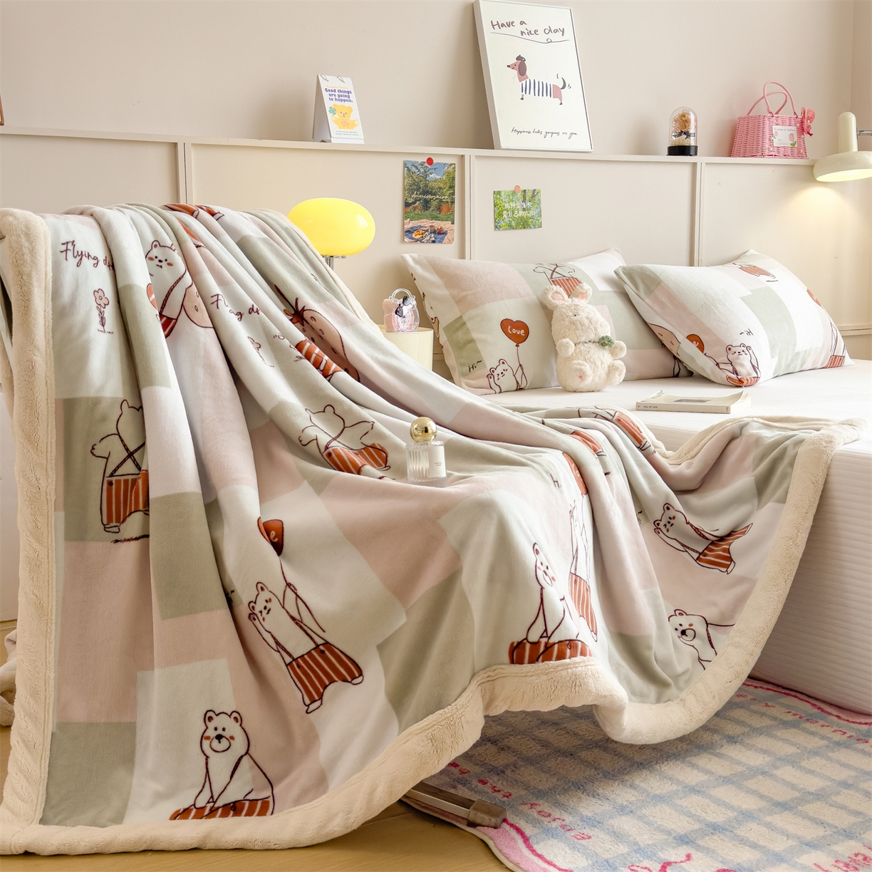 91家纺网 家纺一手货源 找家纺 慕木家纺 2025新款高克重印花牛奶绒云锦绒双层毛毯毛毯毯子（可供跨境提供买家秀） 双层毛毯-草莓熊+白