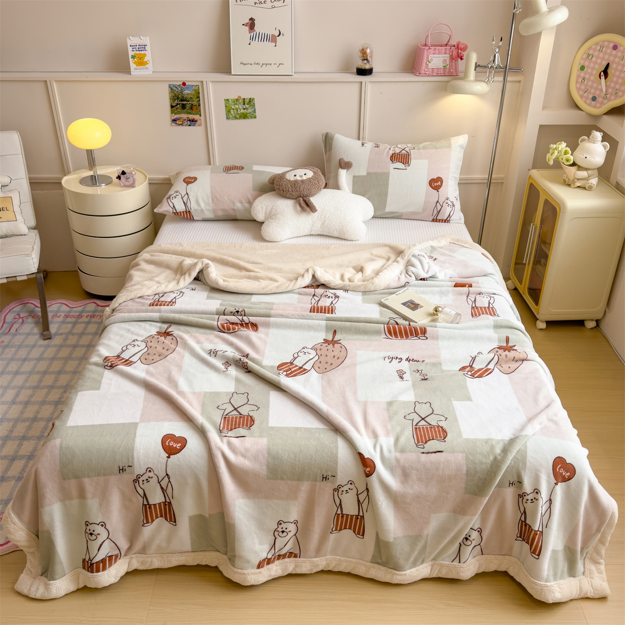 91家纺网 家纺一手货源 找家纺 慕木家纺 2025新款高克重印花牛奶绒云锦绒双层毛毯毛毯毯子（可供跨境提供买家秀） 双层毛毯-草莓熊+白