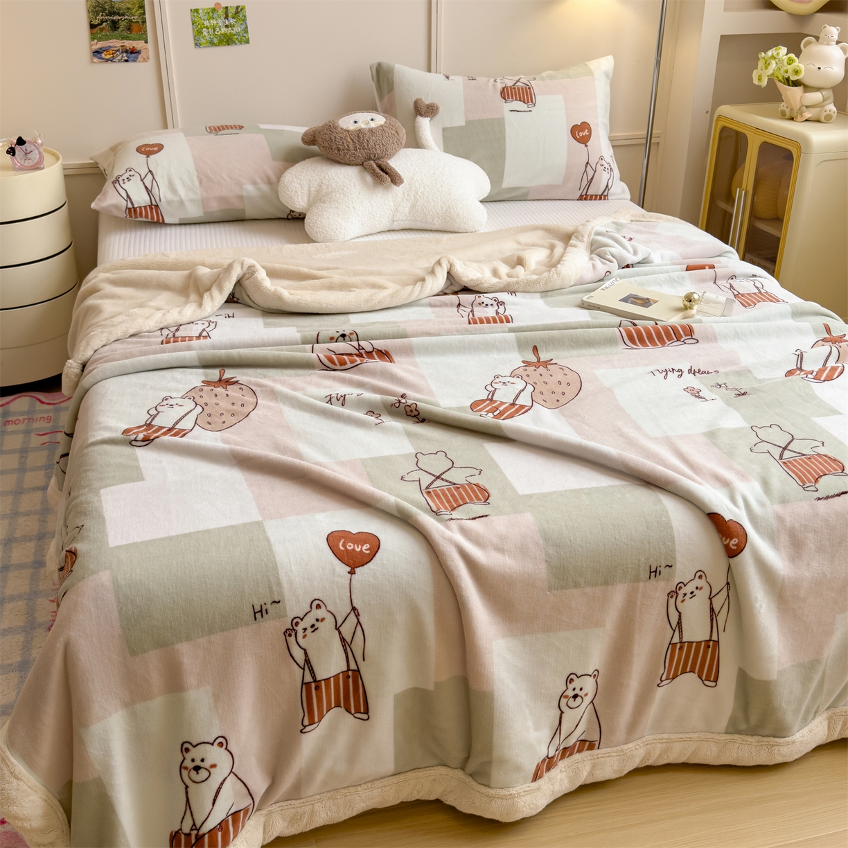 91家纺网 家纺一手货源 找家纺 慕木家纺 2025新款高克重印花牛奶绒云锦绒双层毛毯毛毯毯子（可供跨境提供买家秀） 双层毛毯-草莓熊+白