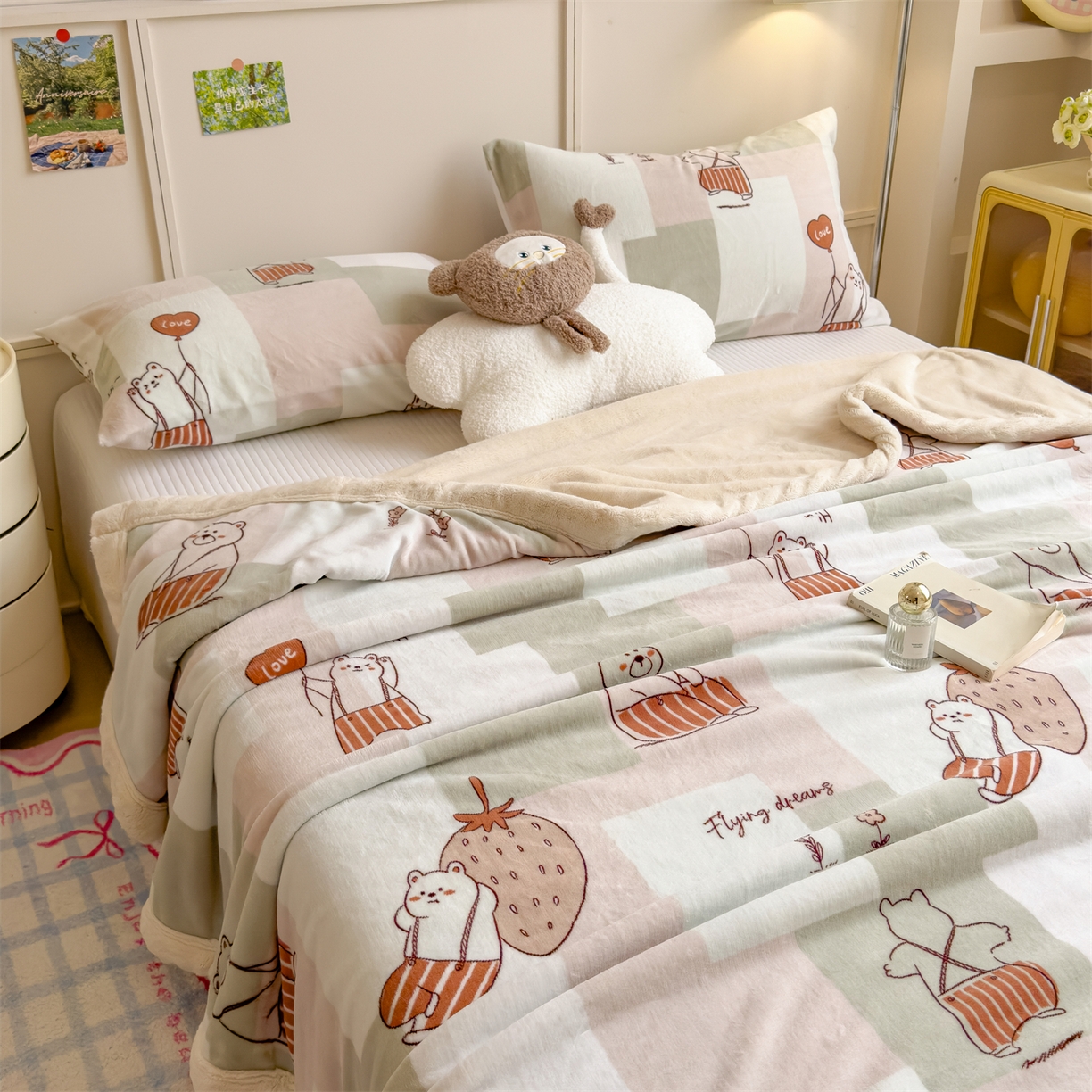 91家纺网 家纺一手货源 找家纺 慕木家纺 2025新款高克重印花牛奶绒云锦绒双层毛毯毛毯毯子（可供跨境提供买家秀） 双层毛毯-草莓熊+白