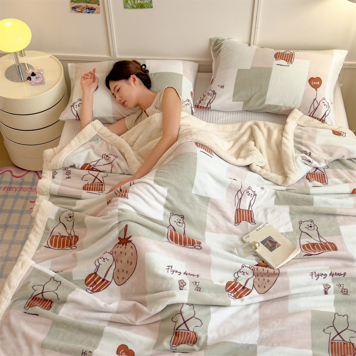 91家纺网 家纺一手货源 找家纺 慕木家纺 2025新款高克重印花牛奶绒云锦绒双层毛毯毛毯毯子（可供跨境提供买家秀） 双层毛毯-草莓熊+白