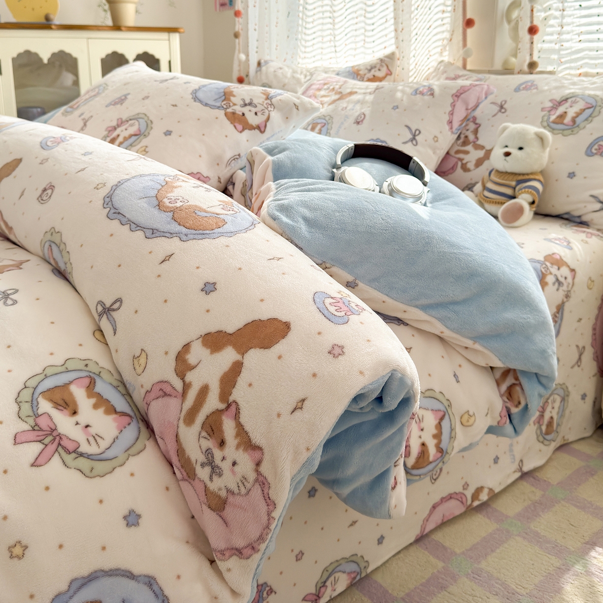 91家纺网 家纺一手货源 找家纺 沐芷 2025 高克重加厚A类牛奶绒四件套珊瑚绒卡通简约三件套 【绒】猫咪礼物