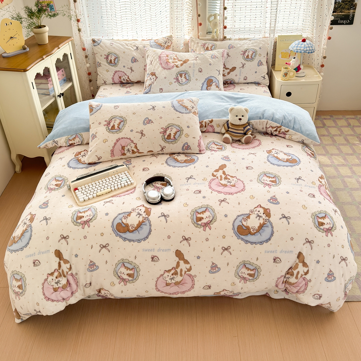 91家纺网 家纺一手货源 找家纺 沐芷 2025 高克重加厚A类牛奶绒四件套珊瑚绒卡通简约三件套 【绒】猫咪礼物