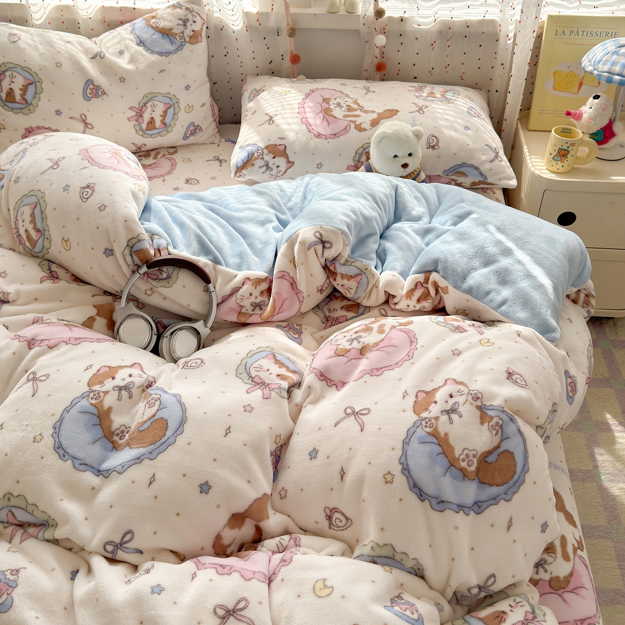 91家纺网 家纺一手货源 找家纺 沐芷 2025 高克重加厚A类牛奶绒四件套珊瑚绒卡通简约三件套 【绒】猫咪礼物