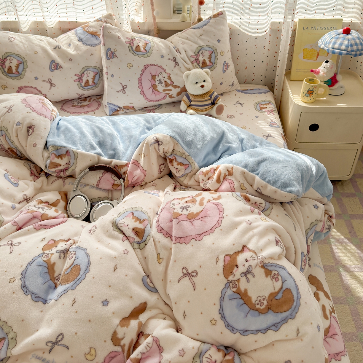 91家纺网 家纺一手货源 找家纺 沐芷 2025 高克重加厚A类牛奶绒四件套珊瑚绒卡通简约三件套 【绒】猫咪礼物