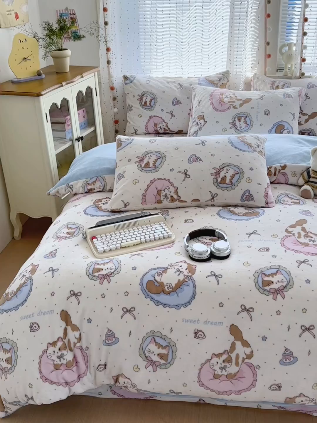 91家纺网 家纺一手货源 找家纺 沐芷 2025 高克重加厚A类牛奶绒四件套珊瑚绒卡通简约三件套 【绒】猫咪礼物