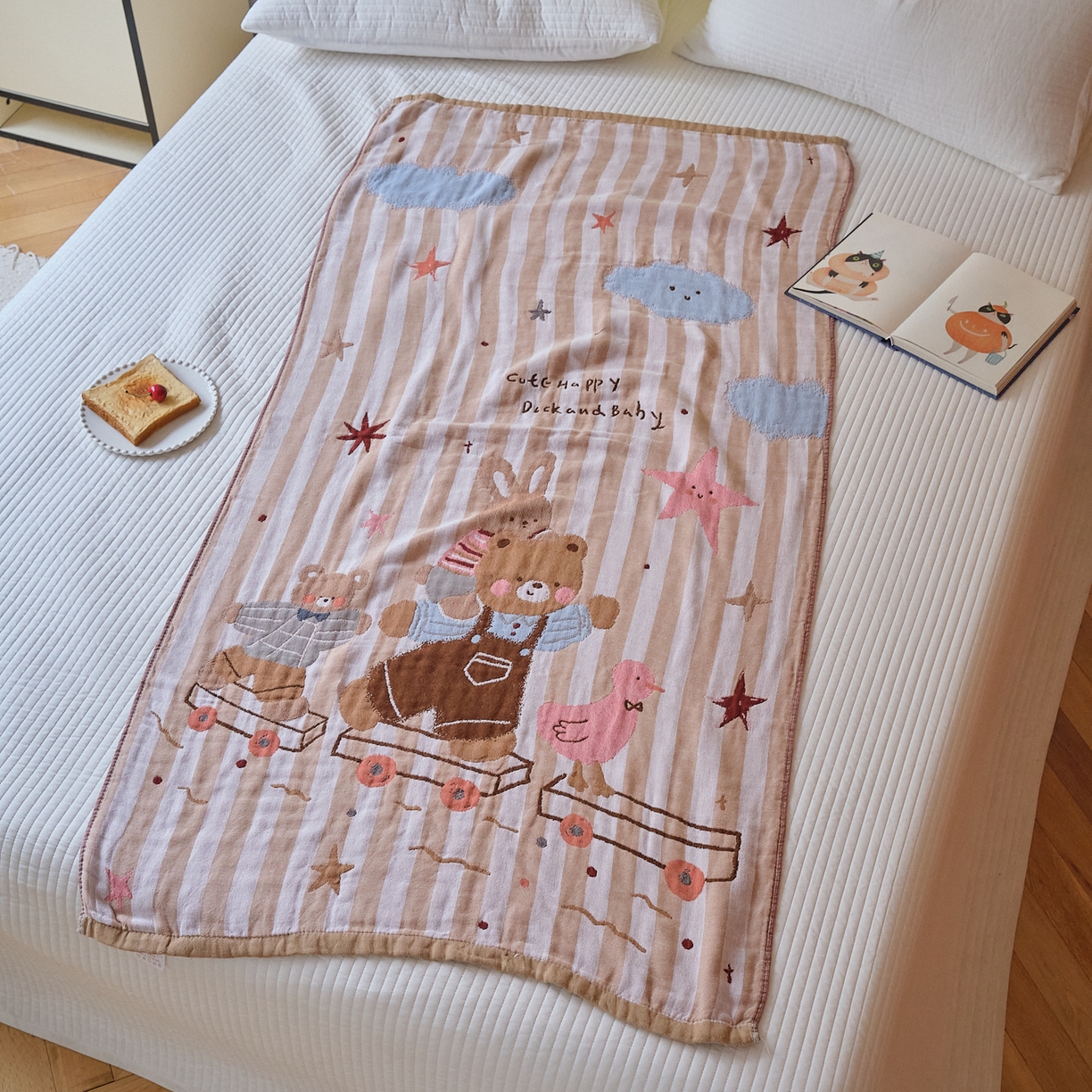 91家纺网 家纺一手货源 找家纺 沐瑟家纺 2025新款卡通A类全棉四层纱布浴巾加大毛巾-第四组 小熊火车 150*75cm