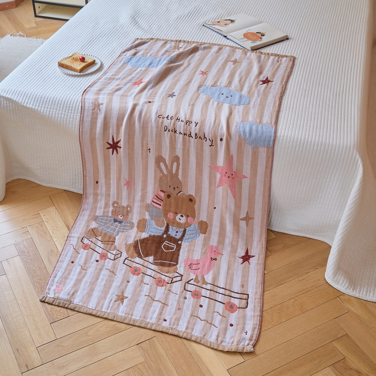 91家纺网 家纺一手货源 找家纺 沐瑟家纺 2025新款卡通A类全棉四层纱布浴巾加大毛巾-第四组 小熊火车 150*75cm