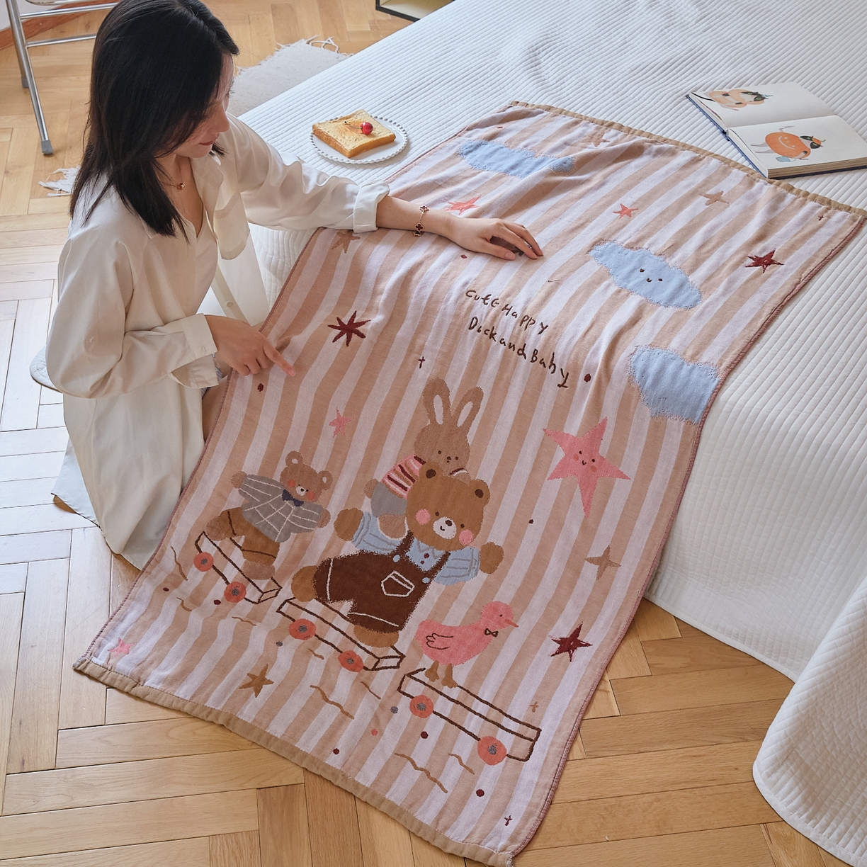 91家纺网 家纺一手货源 找家纺 沐瑟家纺 2025新款卡通A类全棉四层纱布浴巾加大毛巾-第四组 小熊火车 150*75cm