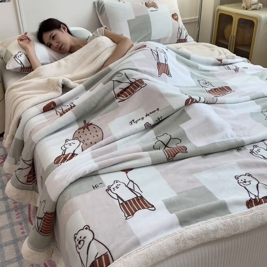 91家纺网 家纺一手货源 找家纺 慕木家纺 2025新款高克重印花牛奶绒云锦绒双层毛毯毛毯毯子（可供跨境提供买家秀） 双层毛毯-草莓熊+白