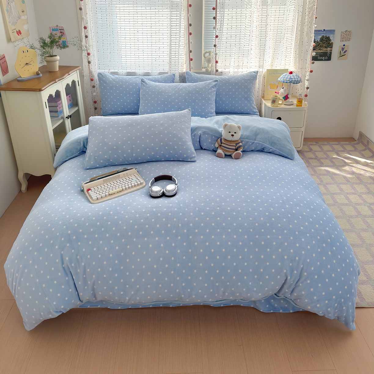 91家纺网 家纺一手货源 找家纺 沐芷 2025 高克重加厚A类牛奶绒四件套珊瑚绒卡通简约三件套 【绒】爱情蓝波点