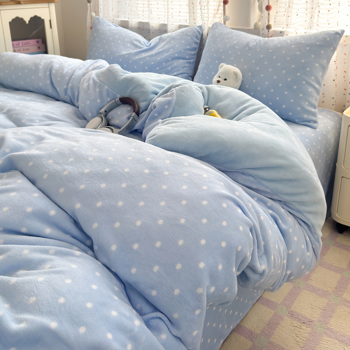 91家纺网 家纺一手货源 找家纺 沐芷 2025 高克重加厚A类牛奶绒四件套珊瑚绒卡通简约三件套 【绒】爱情蓝波点