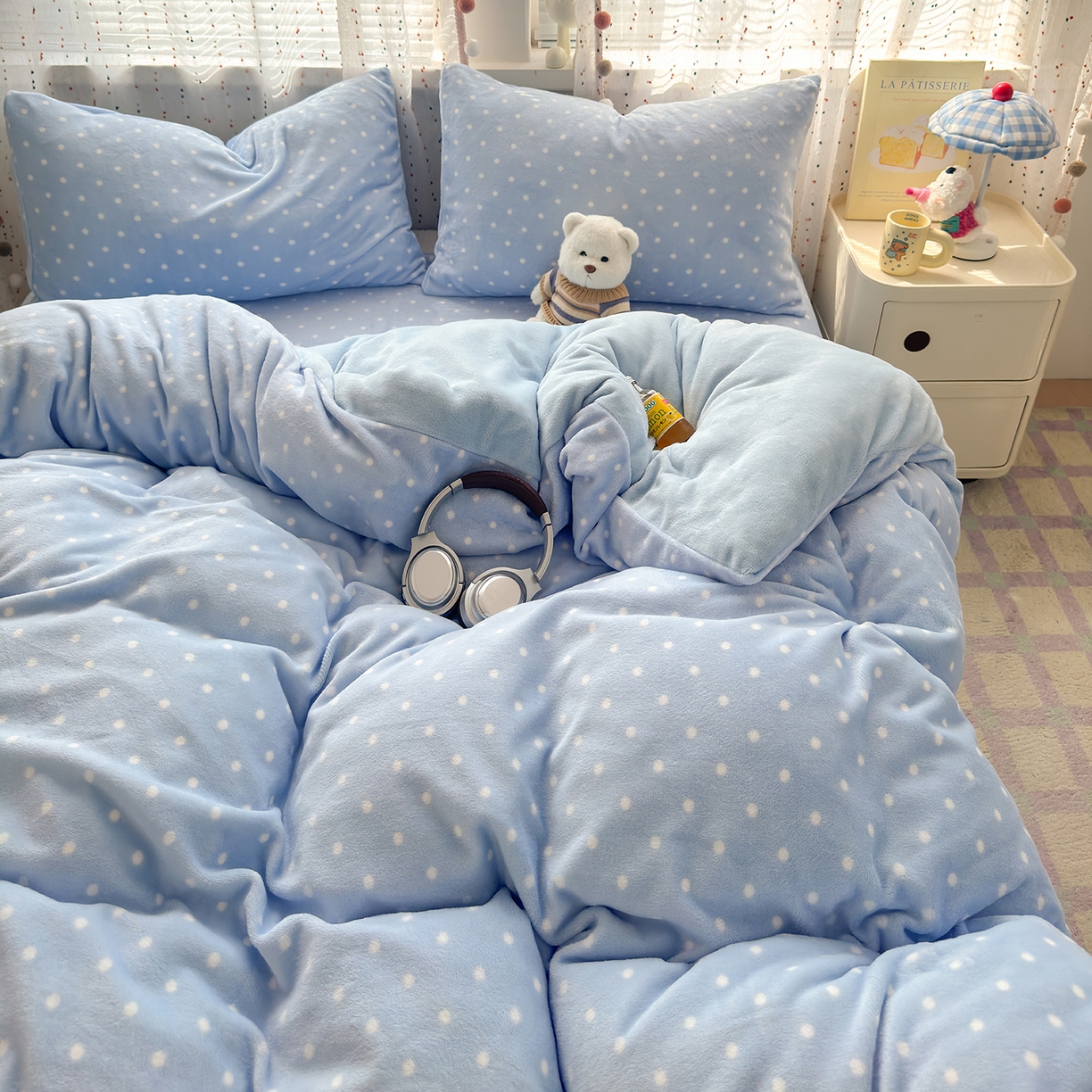 91家纺网 家纺一手货源 找家纺 沐芷 2025 高克重加厚A类牛奶绒四件套珊瑚绒卡通简约三件套 【绒】爱情蓝波点