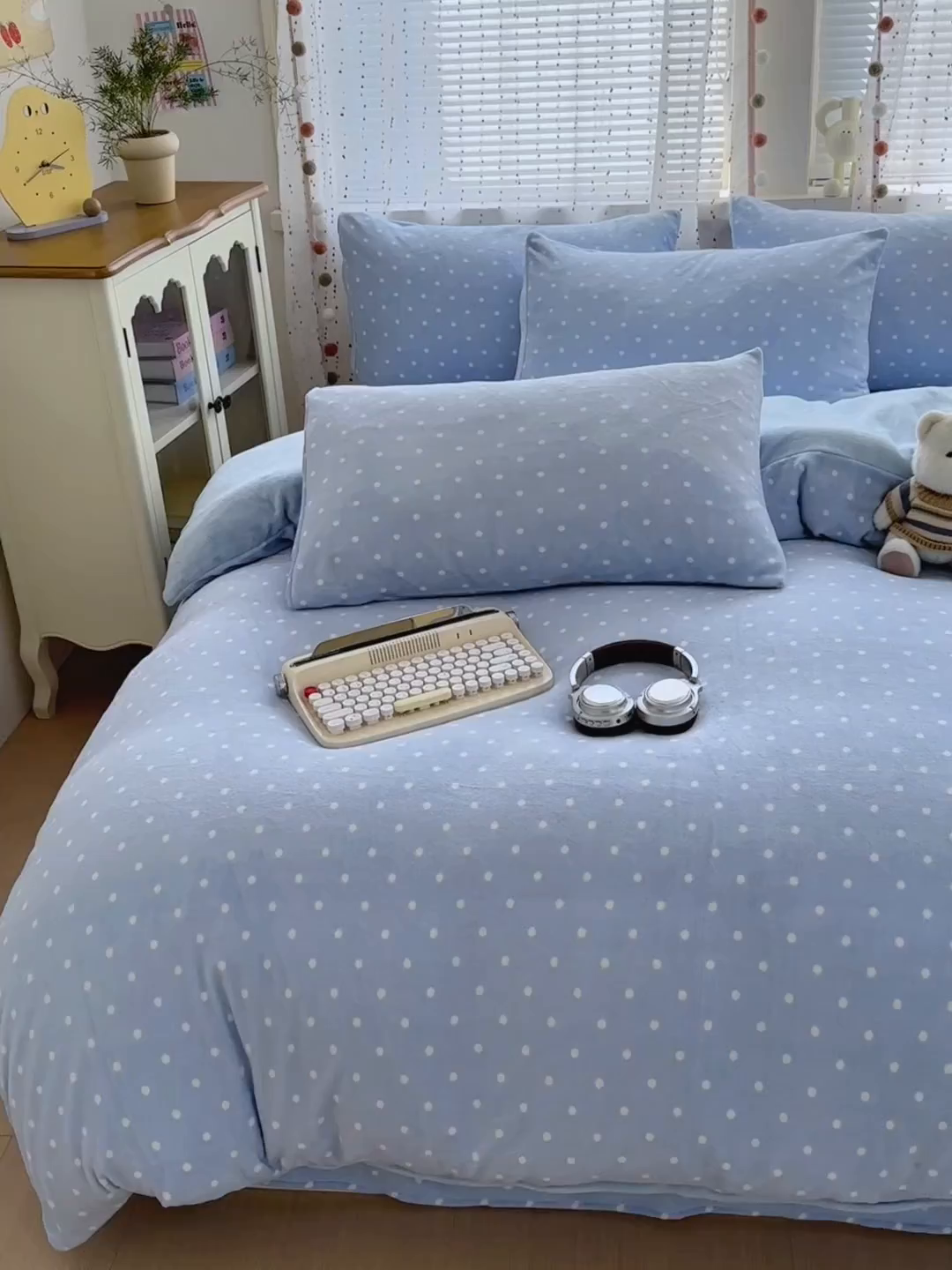 91家纺网 家纺一手货源 找家纺 沐芷 2025 高克重加厚A类牛奶绒四件套珊瑚绒卡通简约三件套 【绒】爱情蓝波点