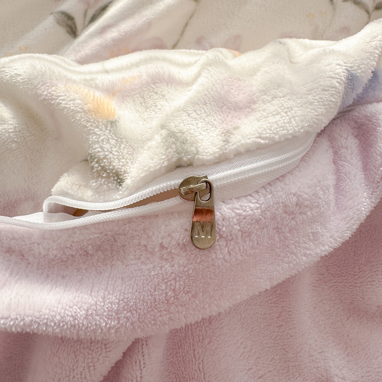 91家纺网 家纺一手货源 找家纺 沐芷 2025 高克重加厚A类牛奶绒四件套珊瑚绒卡通简约三件套 【绒】百合兔