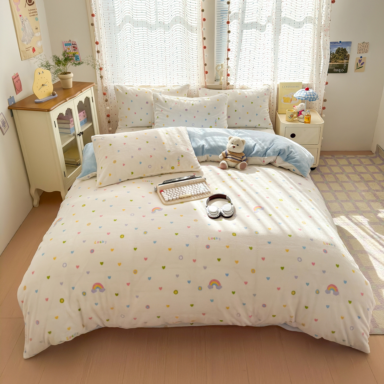 91家纺网 家纺一手货源 找家纺 沐芷 2025 高克重加厚A类牛奶绒四件套珊瑚绒卡通简约三件套 【绒】彩虹爱心