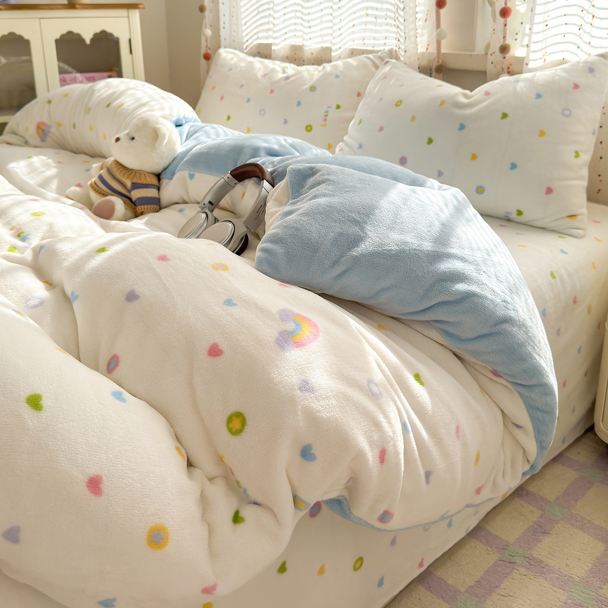 91家纺网 家纺一手货源 找家纺 沐芷 2025 高克重加厚A类牛奶绒四件套珊瑚绒卡通简约三件套 【绒】彩虹爱心