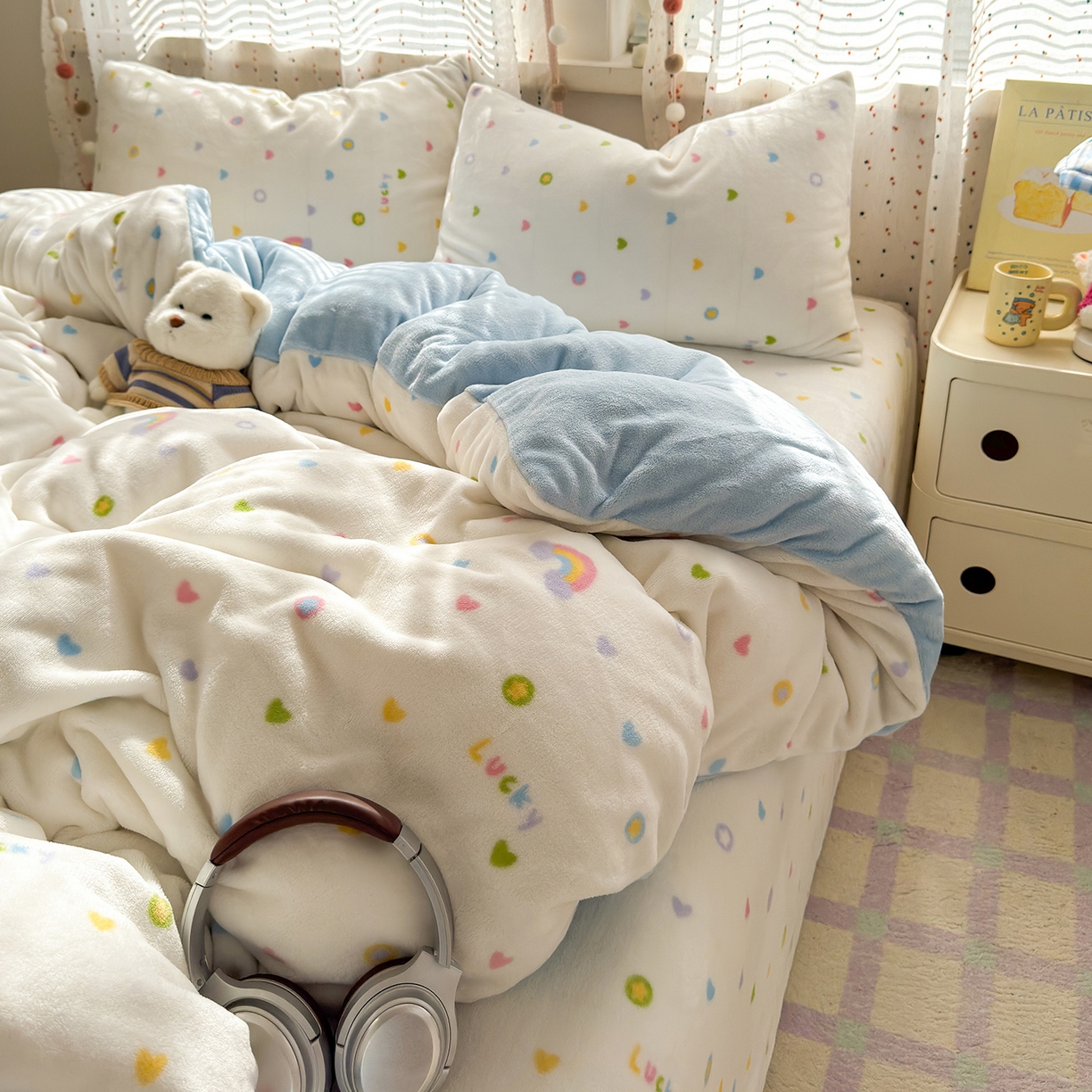 91家纺网 家纺一手货源 找家纺 沐芷 2025 高克重加厚A类牛奶绒四件套珊瑚绒卡通简约三件套 【绒】彩虹爱心