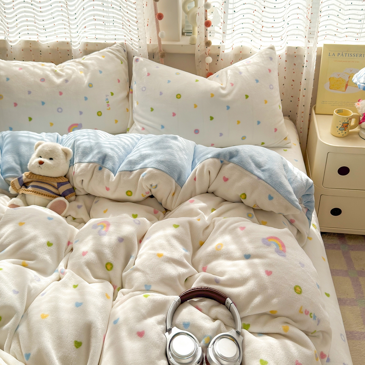 91家纺网 家纺一手货源 找家纺 沐芷 2025 高克重加厚A类牛奶绒四件套珊瑚绒卡通简约三件套 【绒】彩虹爱心