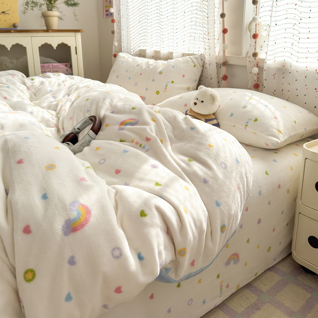 91家纺网 家纺一手货源 找家纺 沐芷 2025 高克重加厚A类牛奶绒四件套珊瑚绒卡通简约三件套 【绒】彩虹爱心