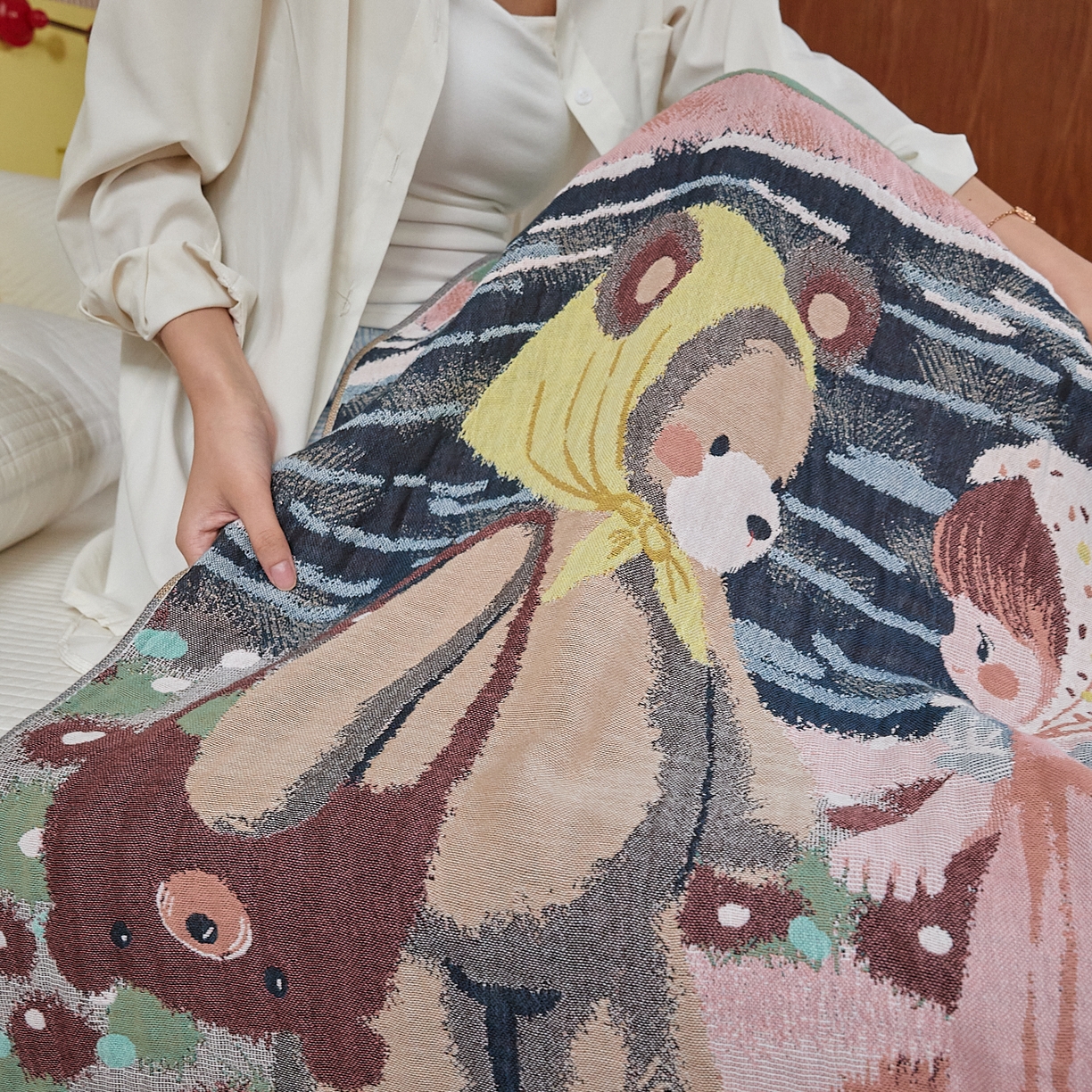 91家纺网 家纺一手货源 找家纺 沐瑟家纺 2025新款卡通A类全棉四层纱布浴巾加大毛巾-第四组 约会小熊 150*75cm