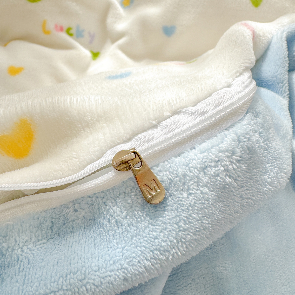 91家纺网 家纺一手货源 找家纺 沐芷 2025 高克重加厚A类牛奶绒四件套珊瑚绒卡通简约三件套 【绒】彩虹爱心