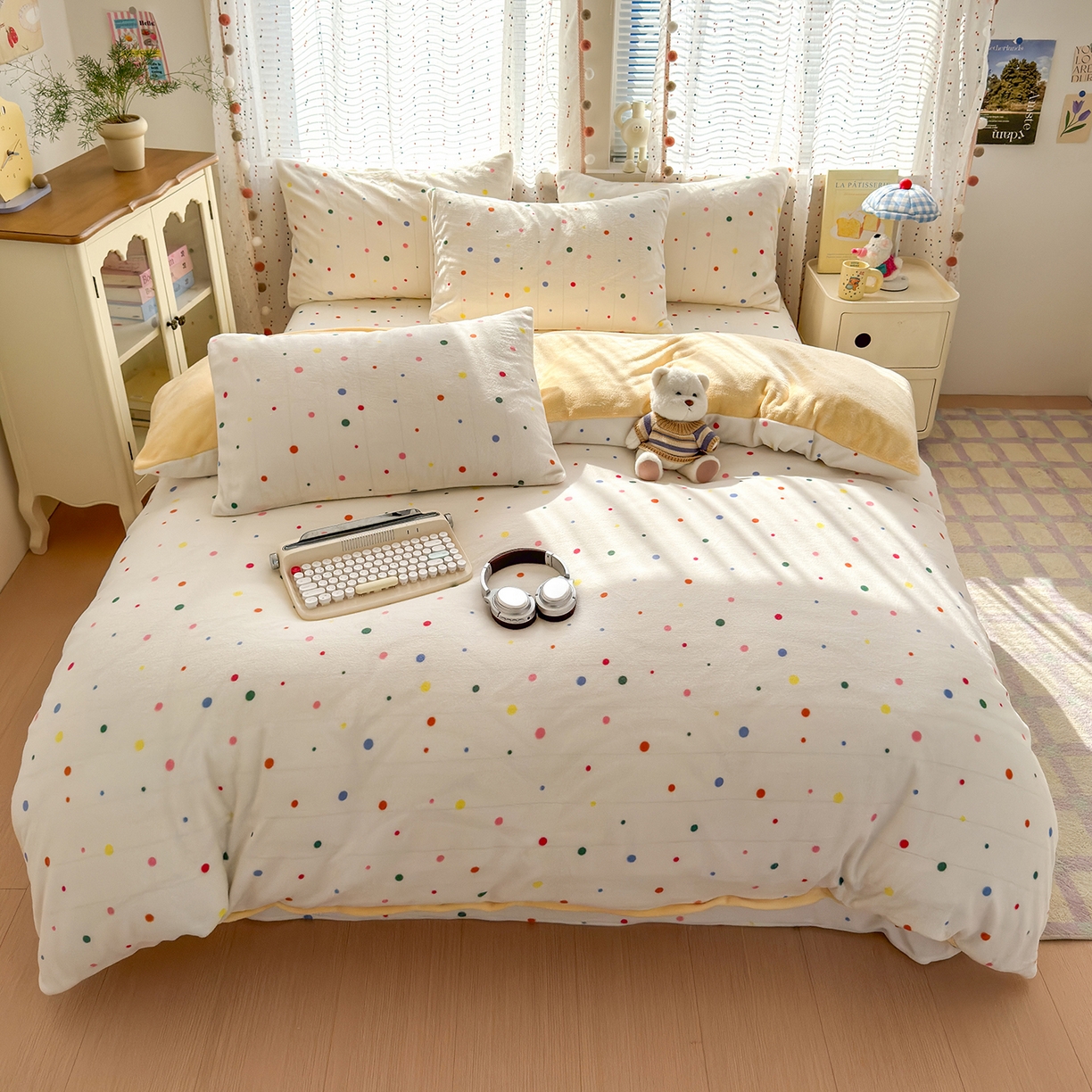 91家纺网 家纺一手货源 找家纺 沐芷 2025 高克重加厚A类牛奶绒四件套珊瑚绒卡通简约三件套 【绒】彩色波点