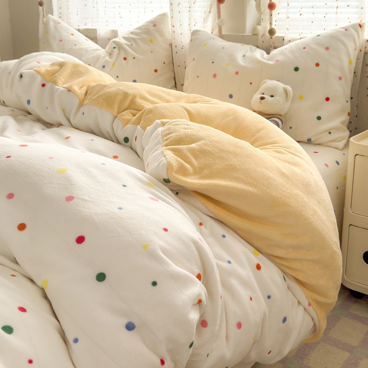 91家纺网 家纺一手货源 找家纺 沐芷 2025 高克重加厚A类牛奶绒四件套珊瑚绒卡通简约三件套 【绒】彩色波点
