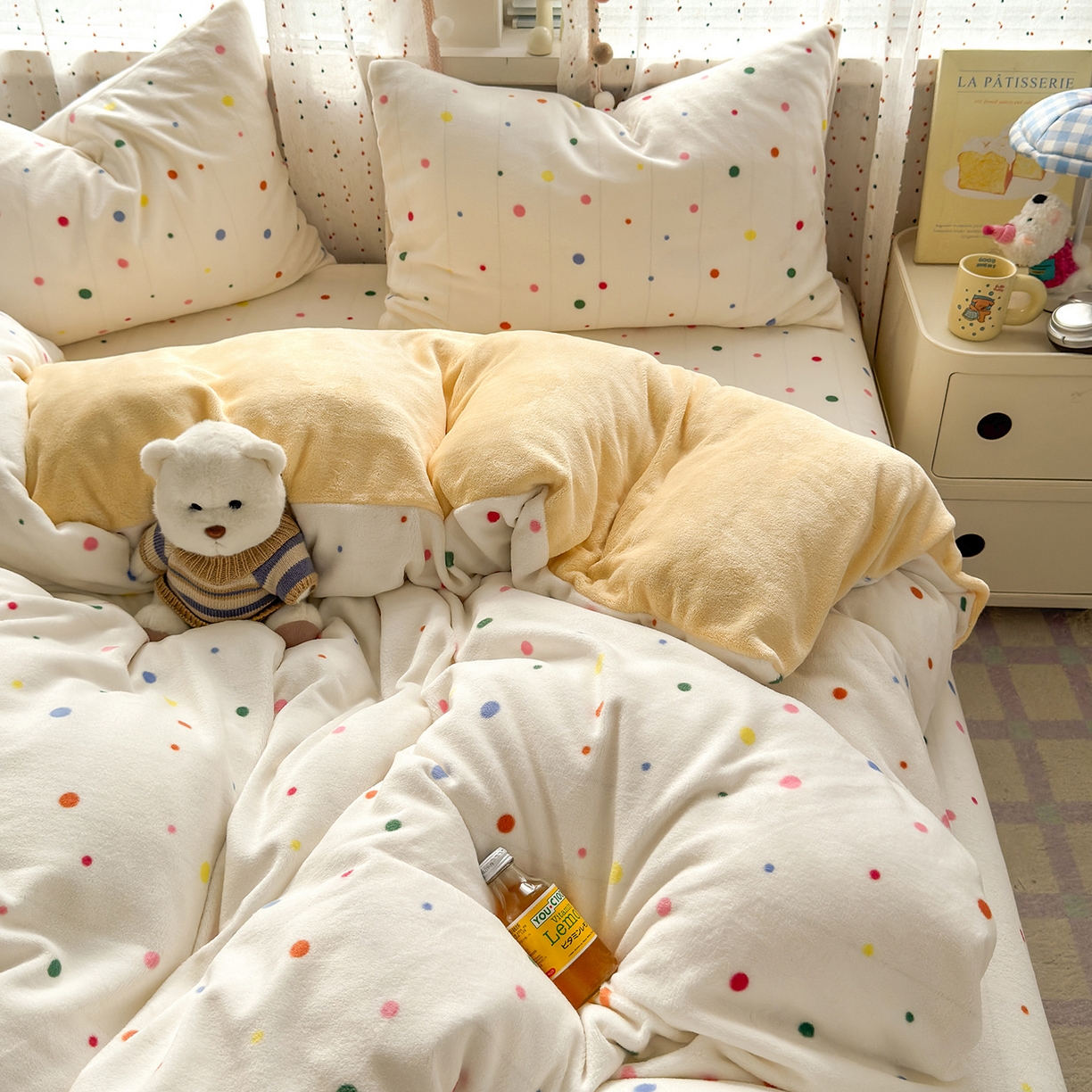 91家纺网 家纺一手货源 找家纺 沐芷 2025 高克重加厚A类牛奶绒四件套珊瑚绒卡通简约三件套 【绒】彩色波点